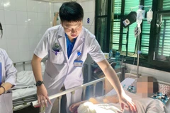 Bác sỹ thăm khám cho bệnh nhân H.