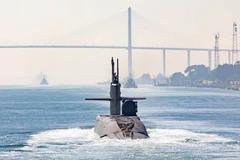 Tàu ngầm lớp Ohio của Mỹ đi qua bên dưới cầu Al Salam ở Đông Bắc thủ đô Cairo, Ai Cập ngày 5/11. (Nguồn: CENTCOM)