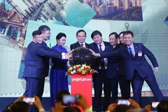 Phó Thủ tướng Trần Lưu Quang với các đại biểu thực hiện nghi thức mở đường bay thẳng Nha Trang-Ulaanbaatar. (Ảnh: An Đăng/TTXVN)