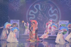 Tiết mục 'Thương ca điệu tài tử' do nghệ sỹ Như Huỳnh và Vũ Đoàn biểu diễn. (Ảnh: Tuấn Kiệt/TTXVN)