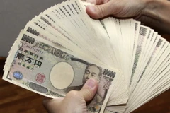 Kiểm tiền mệnh giá 10.000 yen Nhật Bản tại thủ đô Tokyo. (Ảnh: AFP/TTXVN)