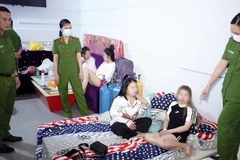Lực lượng chức năng bắt quả tang các đối tượng đang sử dụng ma túy trong phòng trọ. (Ảnh: TTXVN phát)