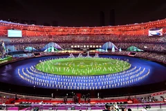 Các nghệ sỹ biểu diễn tại Lễ Bế mạc ASIAD 2023 ở Hàng Châu, Trung Quốc tối 8/10. (Ảnh: THX/TTXVN)