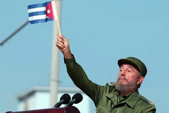 Lãnh tụ Cuba Fidel Castro phát biểu trước hàng nghìn người dân bên ngoài Văn phòng đại diện quyền lợi của Mỹ ở La Habana (Cuba) ngày 21/6/2004. (Nguồn: EPA/TTXVN)