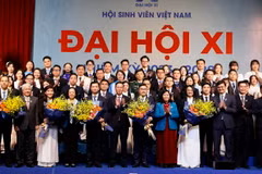 Chủ tịch nước Võ Văn Thưởng cùng các lãnh đạo Đảng và Nhà nước chúc mừng Ban Chấp hành Hội Sinh viên Việt Nam khóa XI. (Ảnh: Thống Nhất/TTXVN)