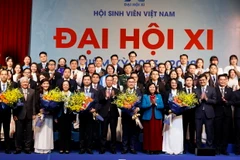 Chủ tịch nước Võ Văn Thưởng cùng các lãnh đạo Đảng và Nhà nước chúc mừng Ban Chấp hành Hội Sinh viên Việt Nam khóa XI. (Ảnh: Thống Nhất/TTXVN)