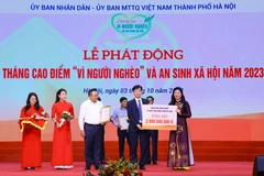 Chủ tịch UBND thành phố Hà Nội Trần Sỹ Thanh và Chủ tịch Ủy ban MTTQ Việt Nam thành phố Hà Nội Nguyễn Lan Hương tiếp nhận sự ủng hộ và trao tặng Thư cảm ơn ghi nhận sự ủng hộ của các đơn vị. (Ảnh: Văn Điệp/TTXVN)