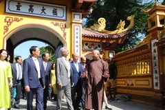 Bộ trưởng Ngoại giao Bùi Thanh Sơn và Bộ trưởng Ngoại giao Ấn Độ Subrahmanyam Jaishankar thăm chùa Trấn Quốc, Hà Nội. (Ảnh: Lâm Khánh/TTXVN)