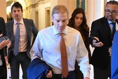 Hạ Nghị sỹ Cộng hòa Jim Jordan (giữa, phía trước), Chủ tịch Ủy ban Tư pháp Hạ viện Mỹ, sau phiên họp kín của Hạ viện ở Washington DC., ngày 17/10. (Ảnh: AFP/TTXVN)