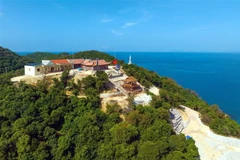 Chùa Trúc Lâm trên đảo Trần, huyện Cô Tô. (Ảnh: TTXVN phát)