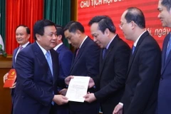 Giáo sư-tiến sỹ Nguyễn Xuân Thắng trao chứng nhận tốt nghiệp cho các học viên. (Ảnh: Văn Điệp/TTXVN)