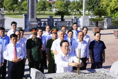 Chủ tịch nước Võ Văn Thưởng dâng hương tại Di tích Quốc gia Đặc biệt Địa điểm Chiến thắng Xương Giang nhân dịp về dự lễ kỷ niệm 60 năm ngày Bác Hồ về thăm và chỉ đạo Đại hội đại biểu Đảng bộ tỉnh Hà Bắc lần thứ nhất (17/10/1963-17/10/2023). (Ảnh: Thống Nh