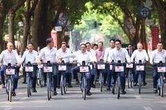 Thủ tướng Phạm Minh Chính cùng Thủ tướng Hà Lan Mark Rutte đạp xe trên phố Phan Đình Phùng. (Ảnh: Dương Giang/TTXVN)