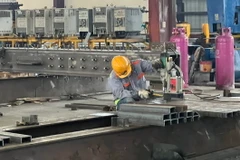 Công nhân trong giờ làm việc tại Công ty Cổ phần Kết cấu Thép Minh Trị, Khu Công nghiệp Mỹ Xuân 2, thị xã Phú Mỹ, tỉnh Bà Rịa-Vũng Tàu. (Ảnh: Hoàng Nhị/TTXVN)