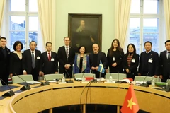 Bà Trương Thị Mai làm việc với Phó Chủ nhiệm Ủy ban Đối ngoại Quốc hội Thụy Điển Morgan Johansson (thứ 5, từ phải sang). (Ảnh: Mạnh Hùng/TTXVN)