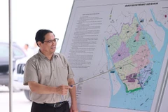 Thủ tướng Phạm Minh Chính khảo sát quy hoạch Khu Kinh tế Định An. (Ảnh: Dương Giang/TTXVN)