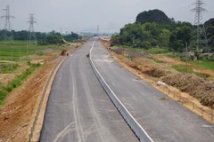 Thi công dự án giao thông. (Ảnh: Hoa Mai/TTXVN)