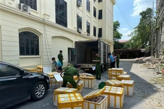 Lực lượng Công an tỉnh Vĩnh Phúc kiểm tra số sản phẩm động vật không rõ nguồn gốc, xuất xứ. (Ảnh: TTXVN phát)