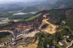 Toàn cảnh đoàn xe vận chuyển rầm rộ trong khu vực mỏ khai thác đất sét làm vật liệu ximăng của Công ty Thành Thắng. (Ảnh: Trọng Đạt/TTXVN)