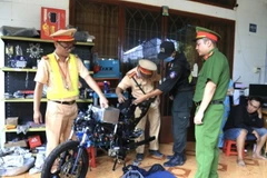 Tổ Công tác kiểm tra một phương tiện môtô độ, chế trái phép. (Ảnh: TTXVN phát)