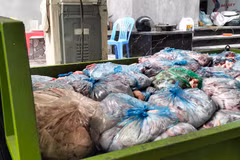 Xe chất đầy các túi mỡ bẩn được phát hiện tại gia đình bà Nguyễn Thị Vân. (Nguồn: Công an tỉnh Vĩnh Phúc)