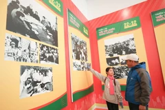 Khách tham quan triển lãm. (Ảnh: Thanh Tùng/TTXVN)