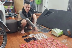 Đối tượng Phạm Quang Hạ cùng tang vật. (Ảnh: TTXVN phát)