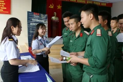 Đông đảo hạ sỹ quan, binh sỹ xuất ngũ tham gia tìm việc tại Sàn giới thiệu việc làm và tư vấn học nghề. (Ảnh: Thanh Vũ/TTXVN)