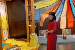 Không gian giới thiệu tinh hoa làng nghề dệt lụa Vạn Phúc. (Ảnh: Đinh Thuận/TTXVN)