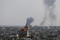 Khói bốc lên sau cuộc không kích của Israel xuống Dải Gaza ngày 7/10. (Ảnh: THX/TTXVN)