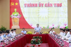 Chủ tịch Quốc hội Vương Đình Huệ chủ trì buổi làm việc với Ban Thường vụ Thành ủy Cần Thơ. (Ảnh: Doãn Tấn/TTXVN)