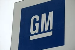 Biểu tượng hãng ôtô General Motors tại nhà máy ở tại Detroit, Michigan, Mỹ. (Ảnh: AFP/TTXVN)