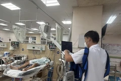 Các nạn nhân trong vụ tai nạn được các bác sỹ Bệnh viện Đa khoa Đồng Nai nỗ lực cứu chữa. (Ảnh: TTXVN phát)