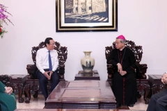 Ủy viên Bộ Chính trị, Bí thư Thành ủy Thành phố Hồ Chí Minh Nguyễn Văn Nên chúc mừng Tổng Giám mục Nguyễn Năng, Tổng Giám mục Tổng giáo phận Thành phố Hồ Chí Minh nhân dịp mùa Giáng sinh 2023. (Ảnh: Xuân Khu/TTXVN)