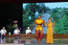 Một tiết mục hát Aday của người Khmer xã Xà Phiên, huyện Long Mỹ, tỉnh Hậu Giang. (Ảnh: Hồng Thái/TTXVN)