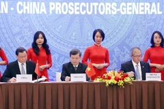 Viện trưởng Viện Kiểm sát Nhân dân Tối cao Việt Nam Lê Minh Trí và các đại biểu ký Tuyên bố Chung. (Ảnh: Phạm Kiên/TTXVN)
