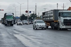 Trên Quốc lộ 51 đoạn qua thị xã Phú Mỹ, nhiều đoạn vạch kẻ đường đã bị mất giữa làn đường dành cho ôtô và xe gắn máy, lưu lượng xe đi qua nhiều khiến đây là 'điểm nóng' về tai nạn giao thông. (Ảnh: Hoàng Nhị/TTXVN)