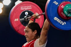 Vận động viên Triều Tiên Ri Song Gum thực hiện bài thi môn cử tạ nữ hạng cân 49kg tại ASIAD 2023 ở Hàng Châu, Trung Quốc ngày 30/9/2023. (Ảnh: AFP/TTXVN)