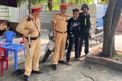 Đối tượng Nguyễn Ngọc Thành bị lực lượng cảnh sát giao thông bắt giữ. (Nguồn: Công an cung cấp)