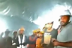 Hình ảnh đầu tiên về các công nhân bị mắc kẹt trong đường hầm đường cao tốc bị sập tại bang Uttarakhand, Ấn Độ, ngày 21/11/2023. (Ảnh: AFP/TTXVN)