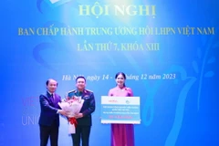 Đại diện Tập đoàn Công nghiệp Viễn thông Quân đội (Viettel) trao tài trợ giải thưởng. (Ảnh: Phương Hoa/TTXVN)