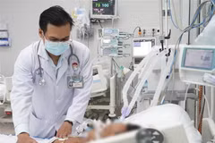 Bệnh nhân T. được các bác sỹ tại khoa Bệnh Nhiệt đới, Bệnh viện Chợ Rẫy (Thành phố Hồ Chí Minh) thăm khám, chữa trị. (Ảnh: TTXVN phát)