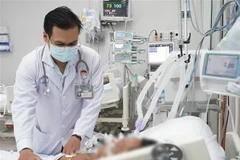 Bệnh nhân T. được các bác sỹ tại khoa Bệnh Nhiệt đới, Bệnh viện Chợ Rẫy (Thành phố Hồ Chí Minh) thăm khám, chữa trị. (Ảnh: TTXVN phát)