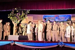 Trình diễn vở kịch 'Đôi mắt sáng' tại buổi giao lưu. (Ảnh: TTXVN phát)