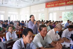 Cử tri huyện Chợ Lách, tỉnh Bến Tre nêu ý kiến tại buổi tiếp xúc. (Ảnh: Chương Đài/TTXVN)
