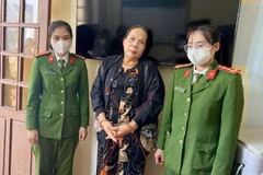 Công an thành phố Đồng Hới bắt Nguyễn Thu Hằng. (Nguồn: Công an Nhân dân)