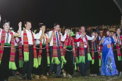 Bí thư Tỉnh ủy Yên Bái Đỗ Đức Duy (thứ hai, bên trái) và các đại biểu tham gia màn đại xòe cùng nhân dân tại Lễ hội Văn hóa, Du lịch Mường Lò năm 2023. (Ảnh: Việt Dũng/TTXVN)