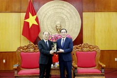 Lãnh đạo Ủy ban Nhân dân tỉnh Lạng Sơn và lãnh đạo Chính phủ Nhân dân Khu Tự trị Dân tộc Choang Quảng Tây (Trung Quốc) trao tặng vật phẩm lưu niệm. (Ảnh: Quang Duy/TTXVN)