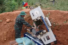 Lực lượng của Bộ Chỉ huy Quân sự tỉnh Quảng Trị tiến hành xử lý an toàn quả bom lớn. (Ảnh: TTXVN phát)