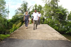 Qua phản ánh của người dân, nhiều công trình cầu, đường giao thông được xây dựng, sửa chữa kịp thời, đảm bảo giao thương, đi lại. (Ảnh: Nguyễn Hằng/TTXVN)